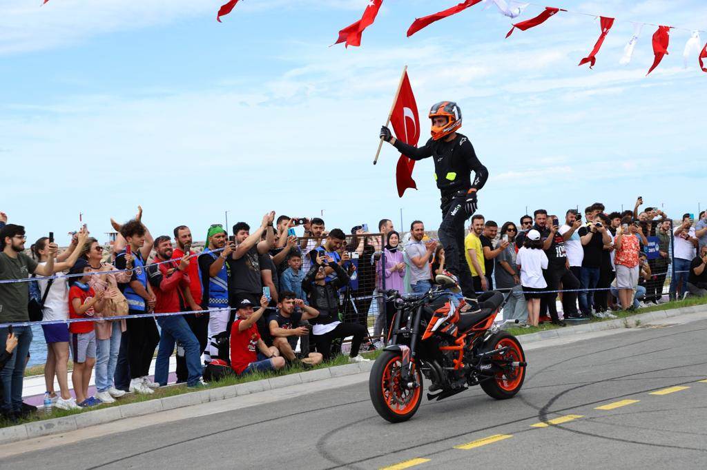 BÜYÜKŞEHİRDEN NEFES KESEN FESTİVAL